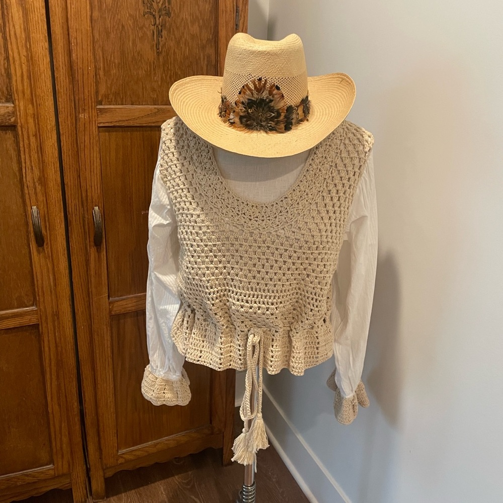 Elan Beige Crochet Blouse with White Sleeves - Picture 11 of 12